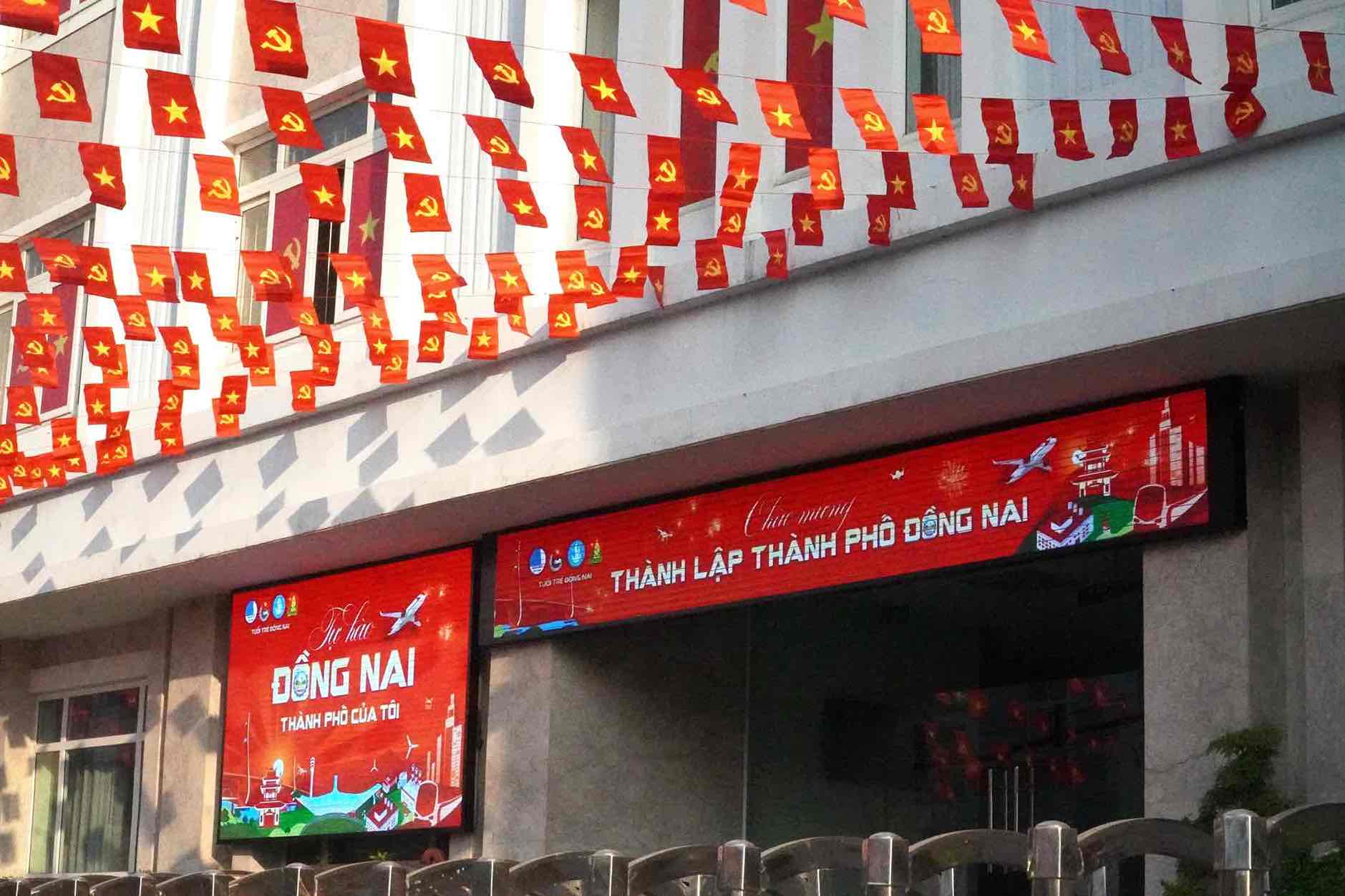 Dong Nai is brilliant with flags and flowers to welcome the announcement ceremony of the establishment of Dong Nai city. Photo: HAC