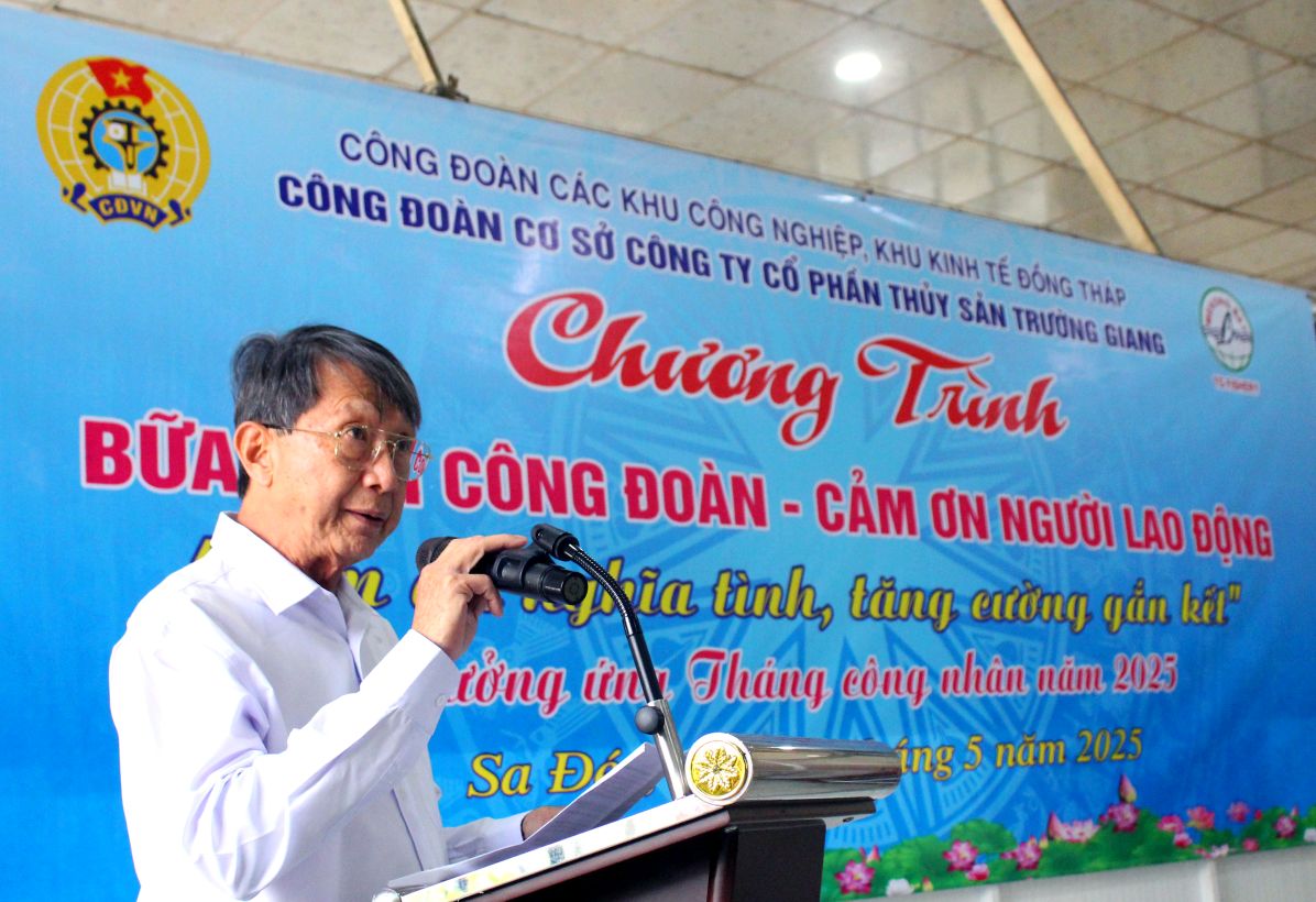 Ong Hàng Văn - Phó Tổng giám đốc Công ty Cổ phần thủy sản Trường Giang phát biểu bày tỏ sự đồng hành lâu dài với Bữa cơm Công đoàn. Ảnh: Thanh Mai