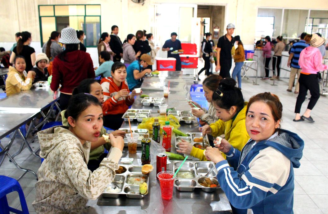 Người lao động ở Công ty Cổ phần thủy sản Trường Giang bày tỏ tinh thần phấn khởi với việc duy trì đều đặn Bữa cơm Công đoàn vào thứ Bảy hàng tuần. Ảnh: Thanh Mai
