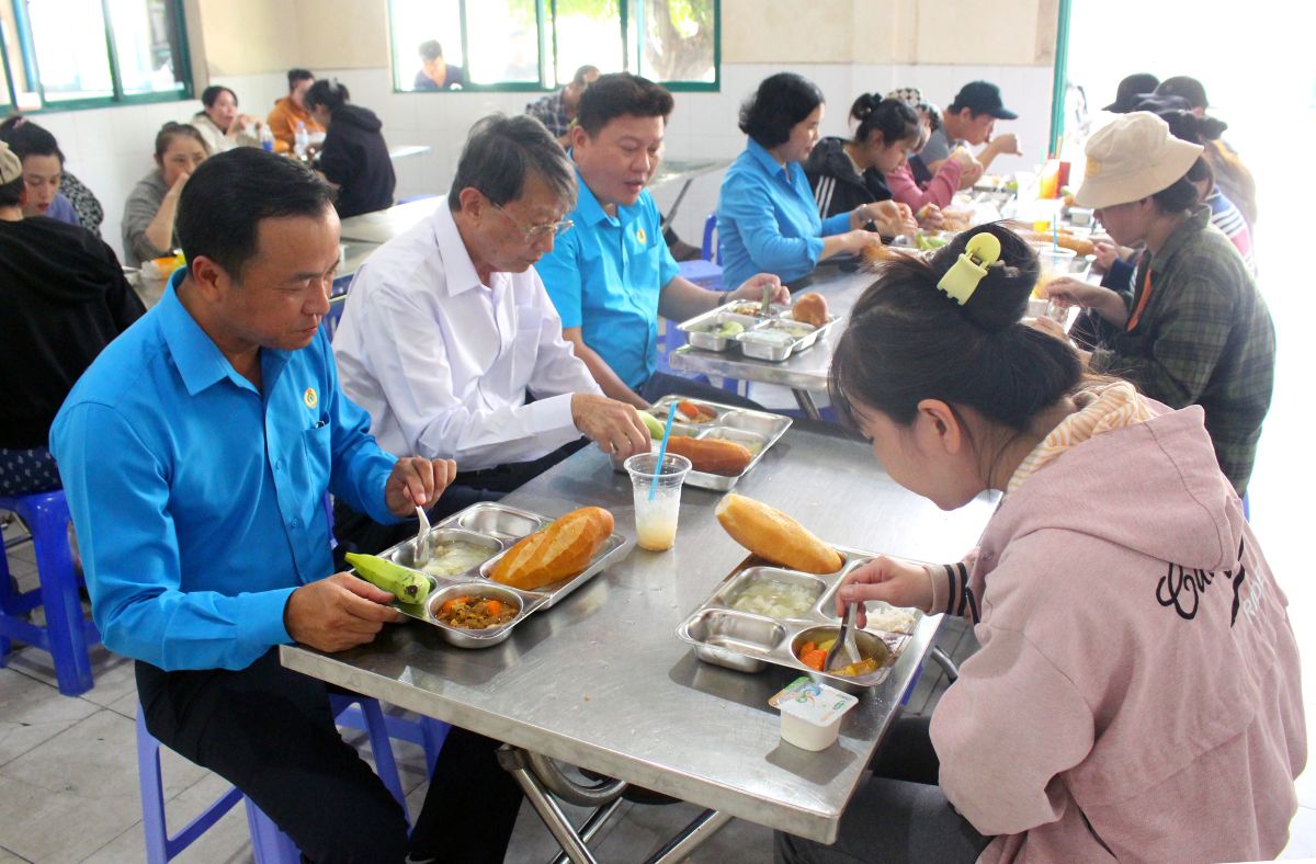 Lãnh đạo doanh nghiệp và tổ chức Công đoàn thân tình với người lao động tại Bữa cơm Công đoàn. Ảnh: Thanh Mai