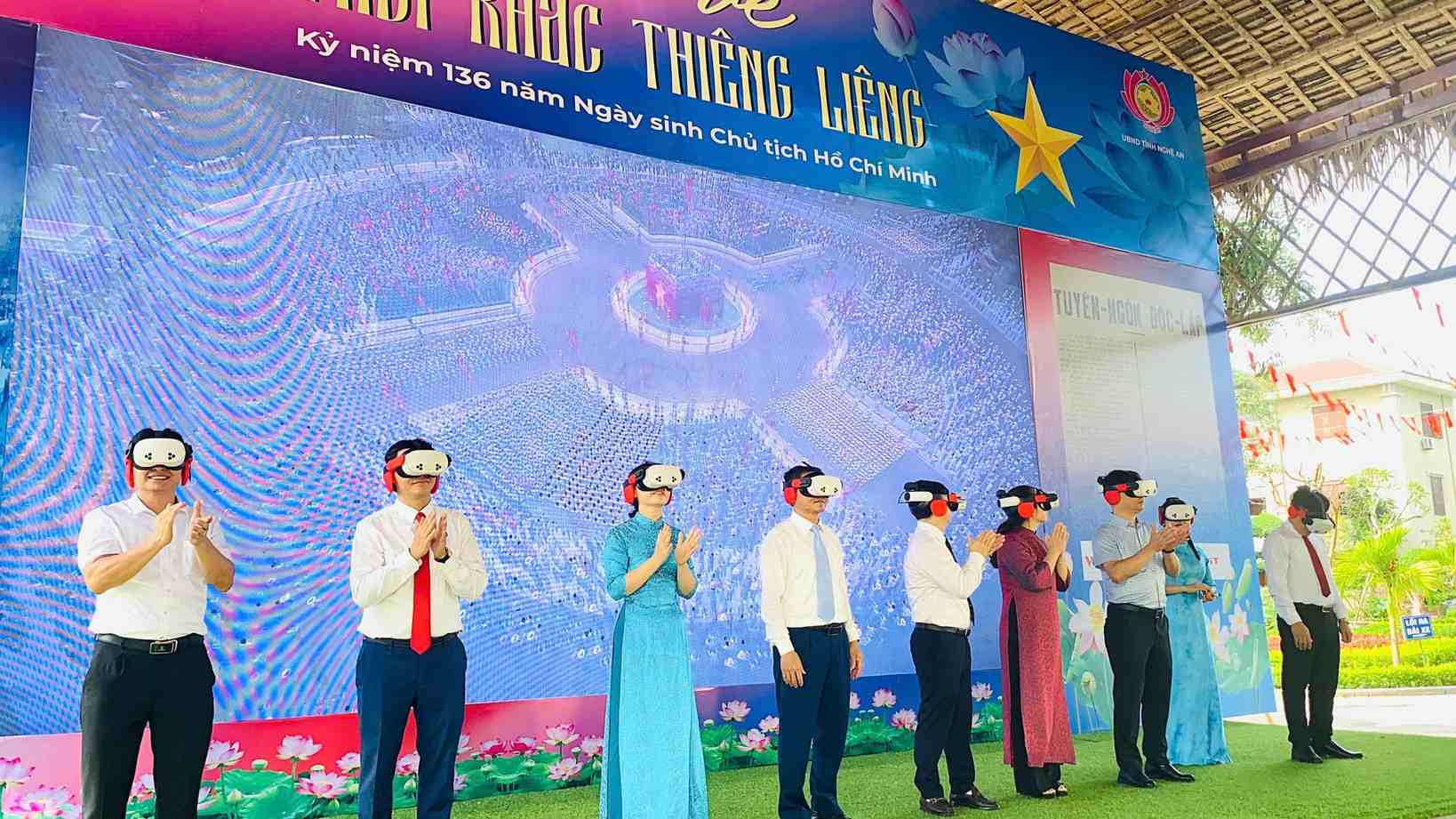 Du khách trải nghiệm công nghệ thực tế ảo VR tại Khu di tích Kim Liên trong khuôn khổ Lễ hội Làng Sen năm 2026. Ảnh: Ngọc Anh
