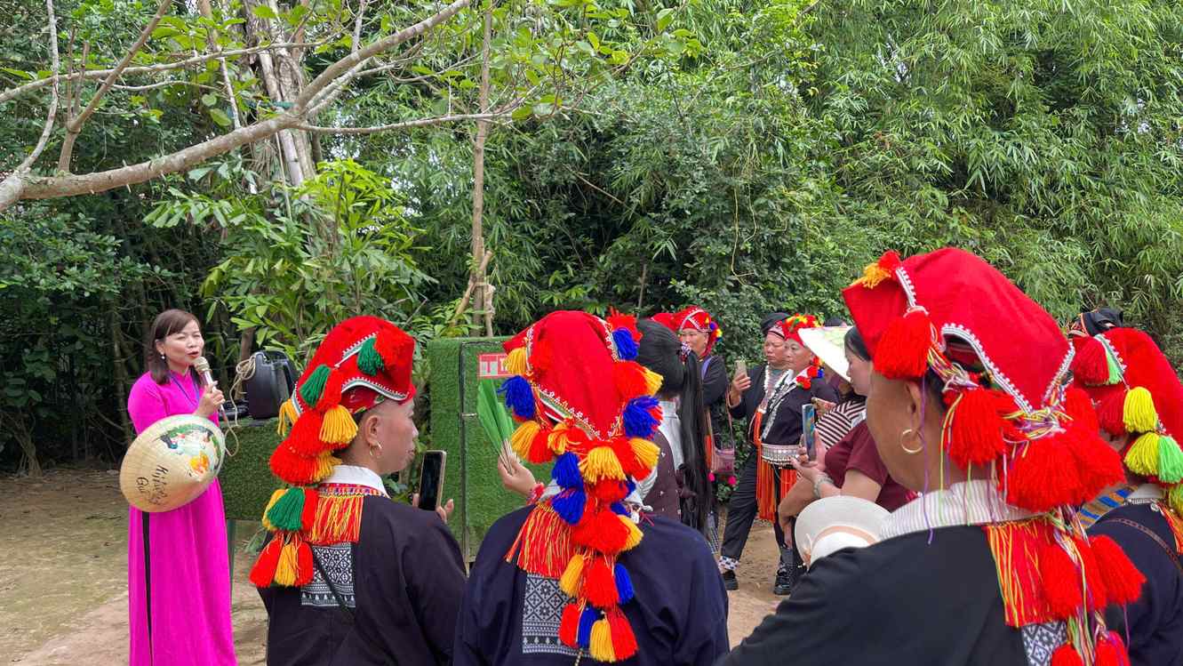 Đoàn đại biểu dân tộc thiểu số Nghệ An nghe thuyết minh tại Khu Di tích Kim Liên. Ảnh: Ngọc Anh