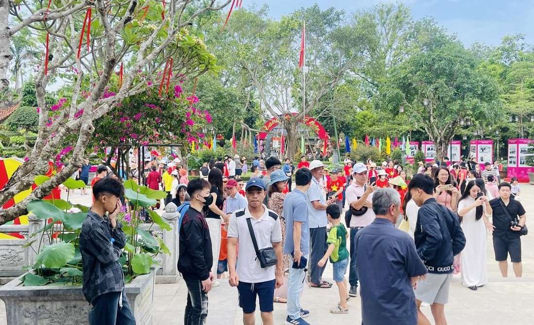 A large number of people and tourists visit Kim Lien Relic Site during the Lang Sen Festival. Photo: Ngoc Anh