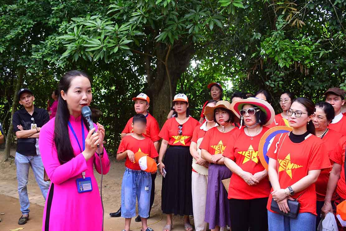 Thuyết minh viên Khu Di tích Kim Liên giới thiệu về thân thế, sự nghiệp Chủ tịch Hồ Chí Minh cho du khách. Ảnh: Ngọc Anh