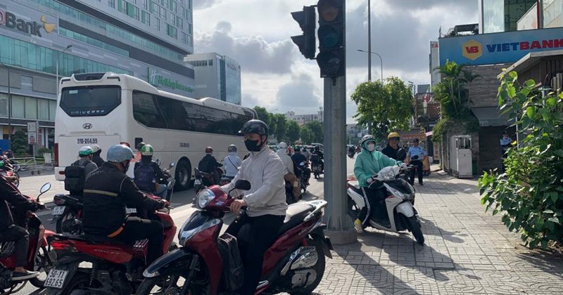 TP.HCM: Nhiều người đi xe máy ngược chiều sau khi đường Cộng Hòa đổi hướng
