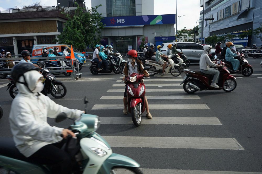 Lúng túng trước luồng tuyến mới, nhiều người đi xe máy bất chấp chạy ngược chiều để tìm điểm quay đầu,