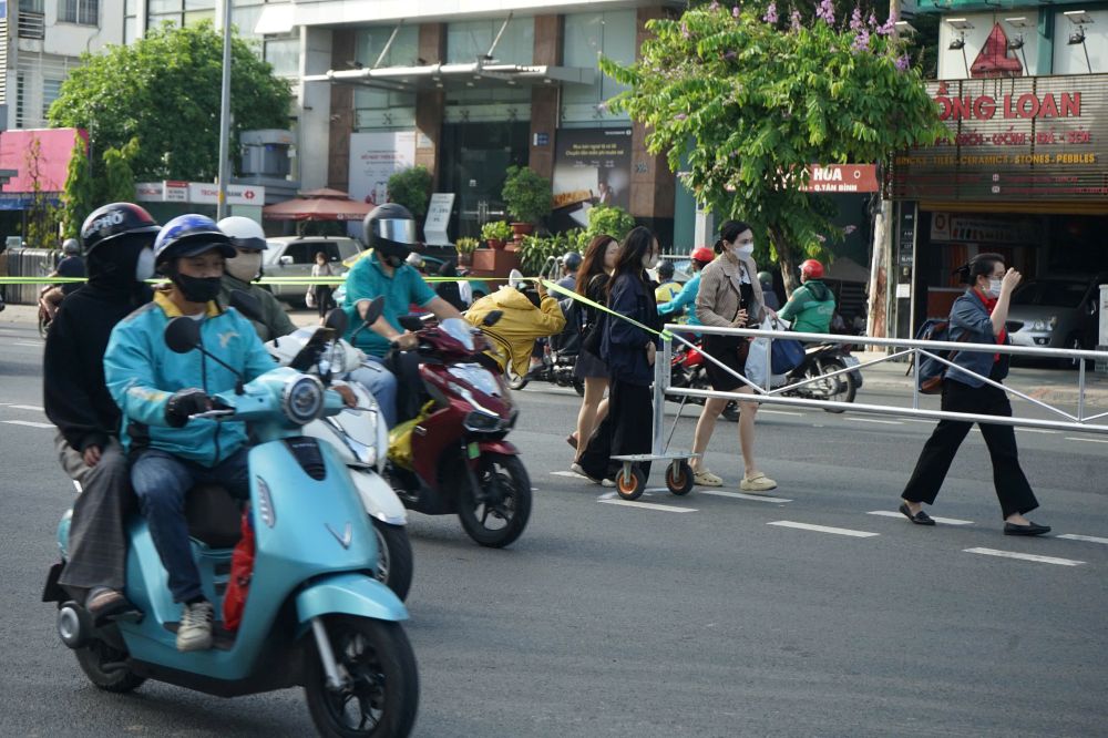 Bất chấp nguy hiểm, nhiều sinh viên, người lao động chật vật chui qua các khe hở hẹp giữa hệ thống lô cốt thi công nhà ga T3 để kịp giờ học, giờ làm.