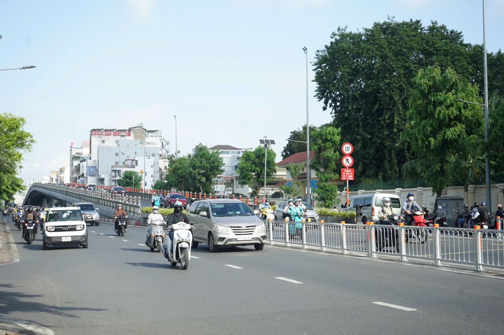 Lượng xe cộ đông đúc nhưng vẫn duy trì tốc độ di chuyển chậm, không xảy ra ùn tắc nghiêm trọng