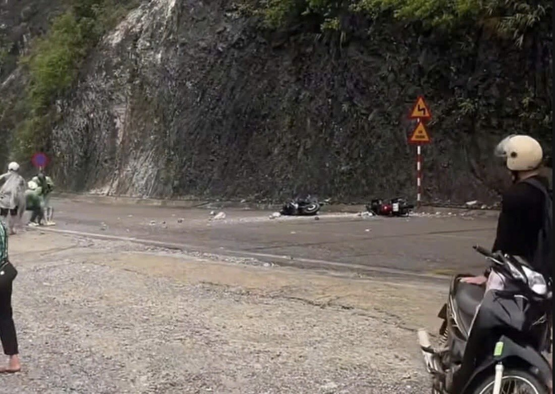 Stones fell from the positive slope onto National Highway 6, hitting pedestrians, causing 1 injury. Photo: NDCC