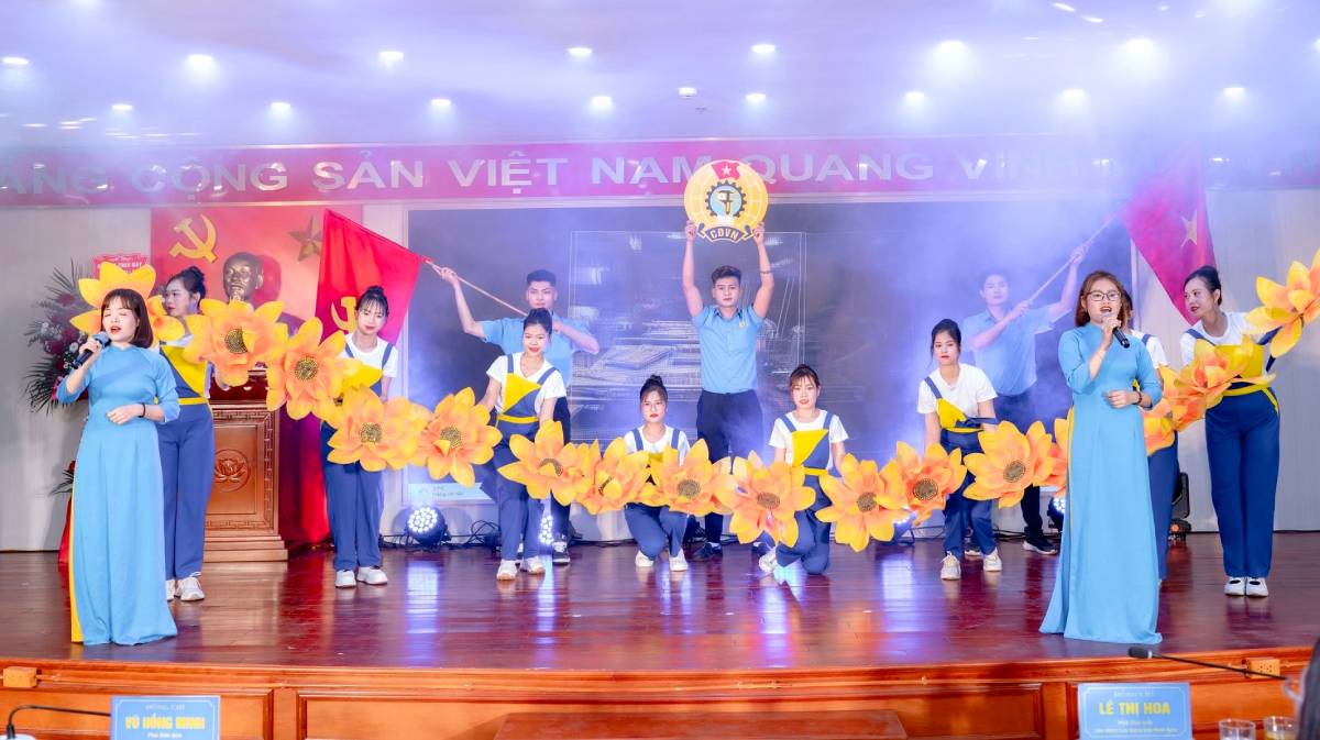 Các tiết mục văn nghệ đặc sắc tại hội diễn. Ảnh: Hà Vi