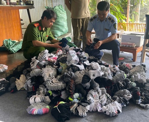 Hanoi police temporarily seize more than 5,400 counterfeit branded products. Photo: CAHN
