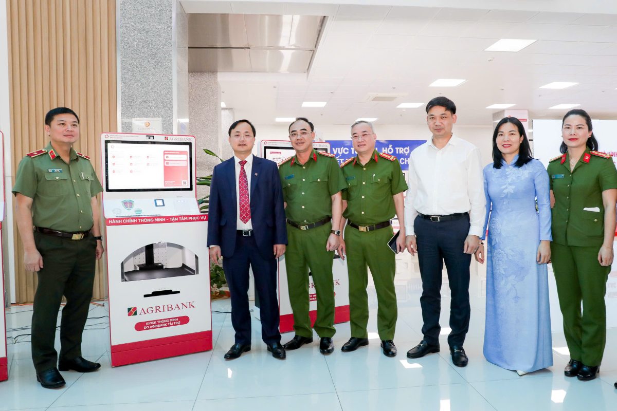  Agribank đưa mô hình Kiosk hành chính công thông minh đến tỉnh Quảng Ninh.