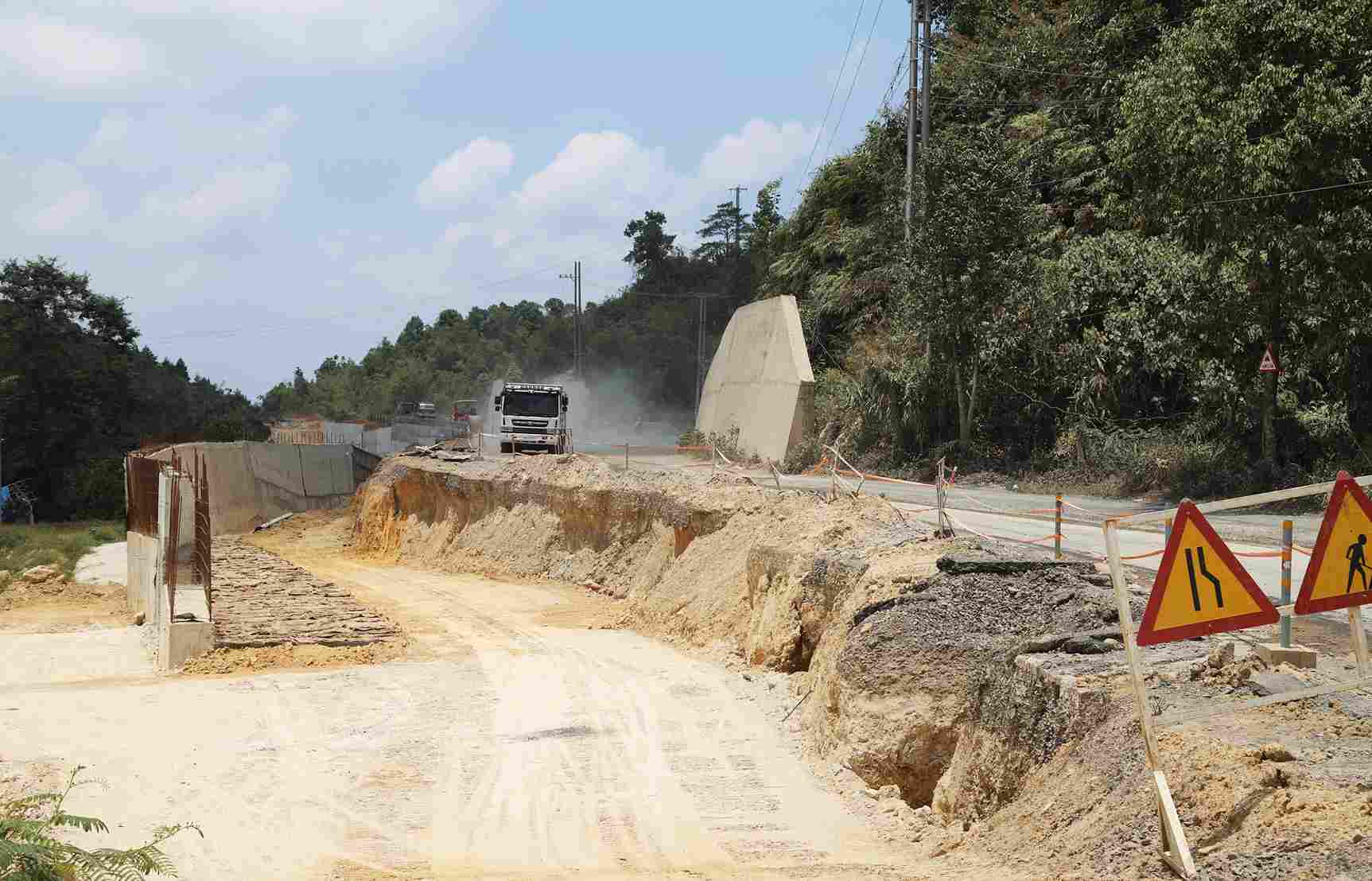 Dự án đang trong tình trạng thi công ì ạch, cầm chừng. Ảnh: Phúc Khánh 