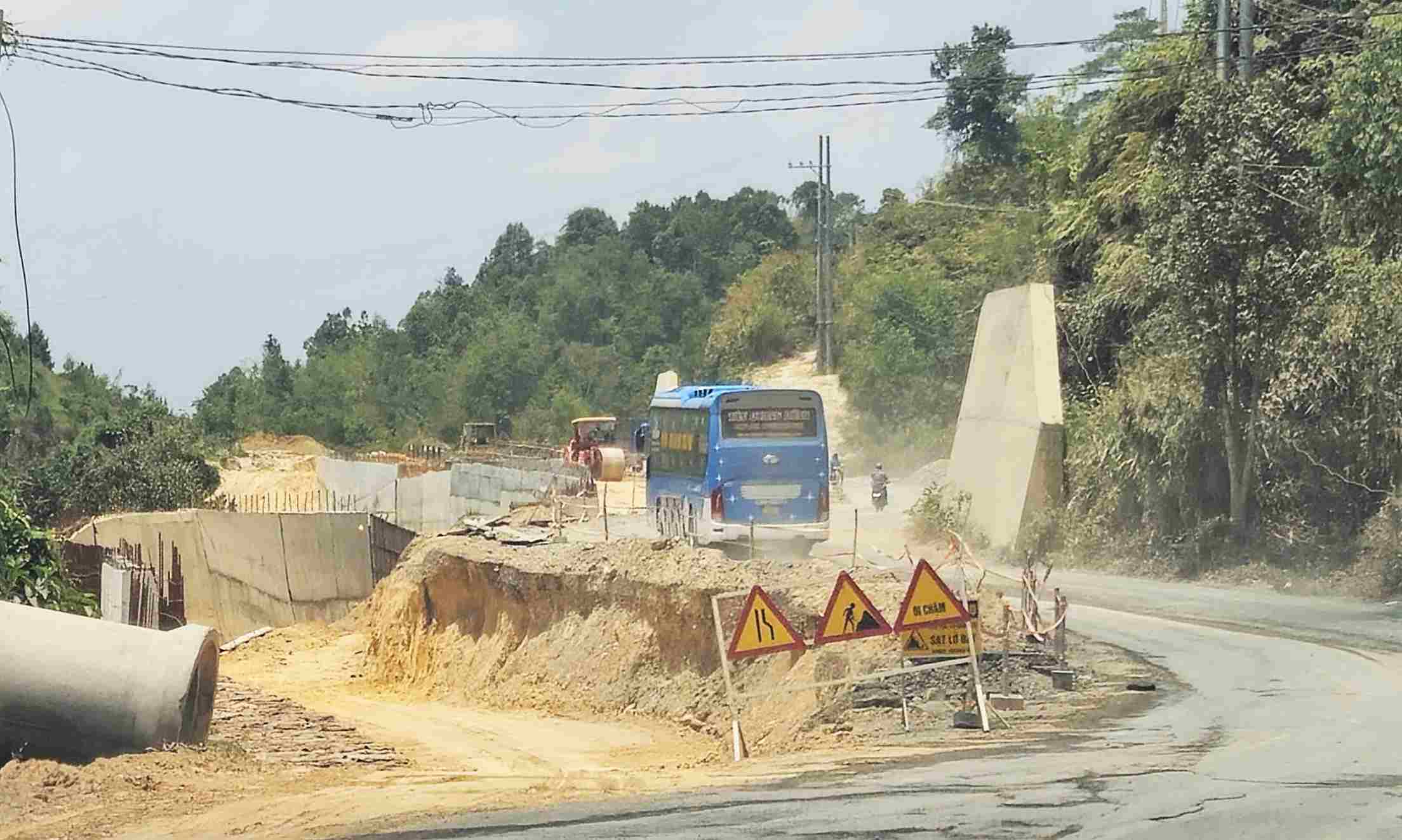 Los residentes de las comunas del sur de la provincia de Lâm Đồng sufren debido a la carretera de construcción inconclusa que se retrasa durante mucho tiempo. Foto: Phúc Khánh