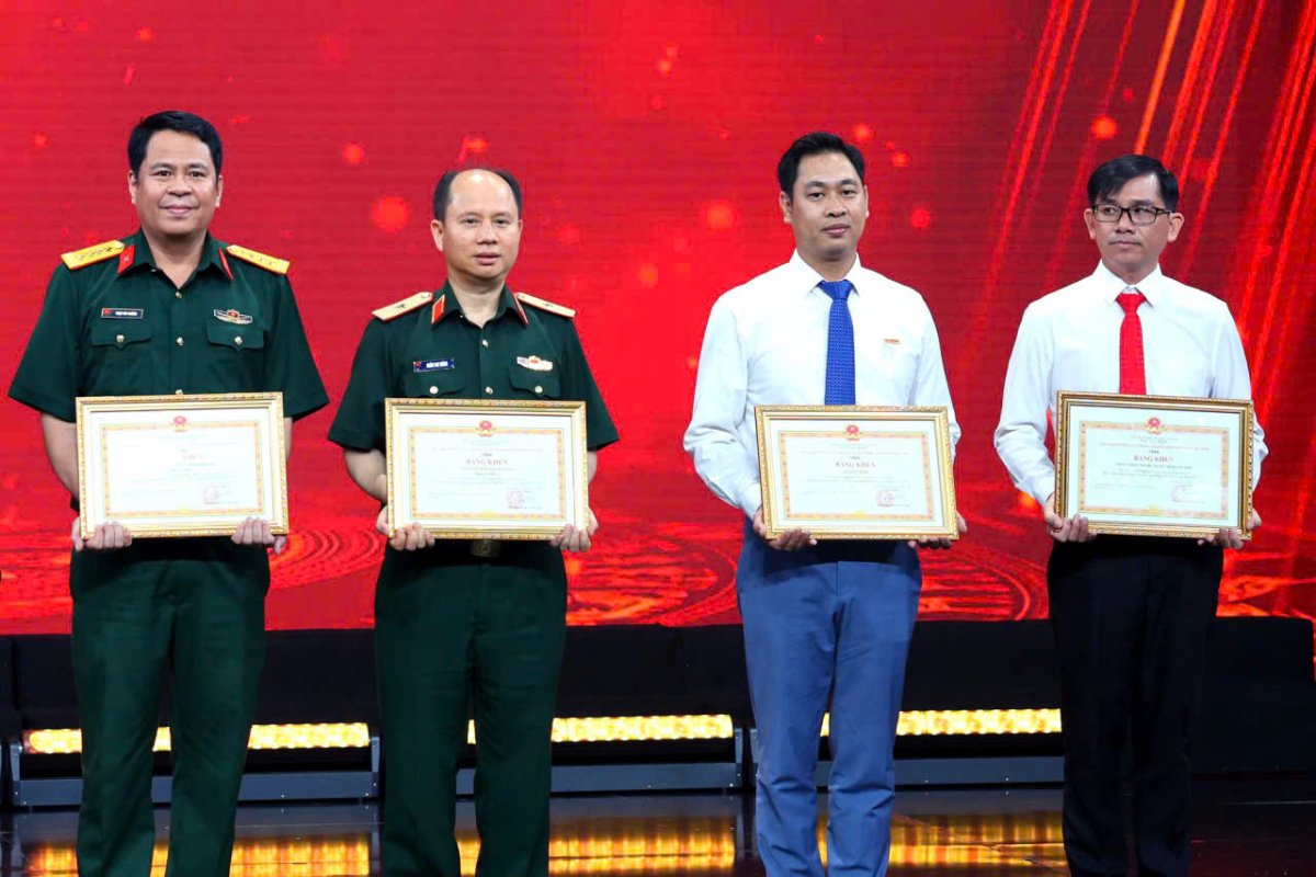 Ủy viên Ban Chấp hành Đảng bộ Tổng LĐLĐVN, Phó Bí thư Đảng ủy, Phó Tổng Biên tập Thường trực Báo Lao Động Nguyễn Đức Thành (thứ hai từ phải sang) nhận bằng khen của Tổng cục Chính trị Quân đội nhân dân Việt Nam trao tặng cho các tập thể vì đã có thành tích xuất sắc trong tham gia cuộc thi viết “Bảo vệ nền tảng tư tưởng của Đảng trong tình hình mới” giai đoạn 2021-2025. Ảnh: Hải Nguyễn