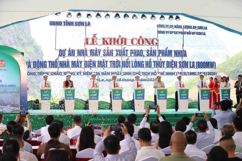 Các đại biểu thực hiện nghi thức khởi công dự án. Ảnh: Trấn Long