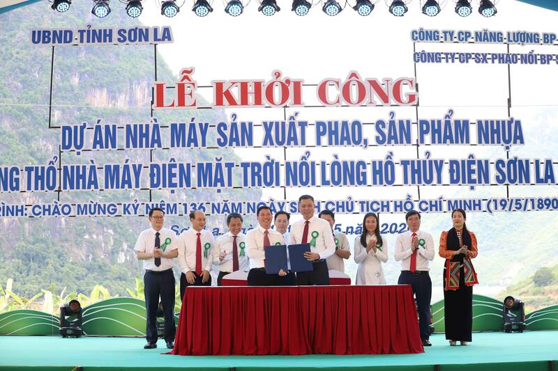 Leaders of Son La Provincial People's Committee and representatives of the investor sign commitments to implement the project. Photo: Tran Long