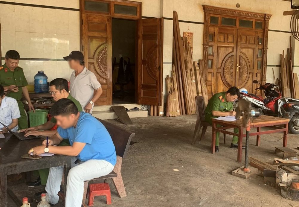 Công an đến hiện trường điều tra vụ việc. Ảnh: Duy Tuấn 