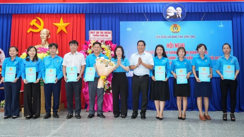 Lãnh đạo Công đoàn Vĩnh Long trao quyết định thành lập Công đoàn phường Phước Hậu tại hội nghị công bố tổ chức công đoàn phường. Ảnh: Hoàng Lộc