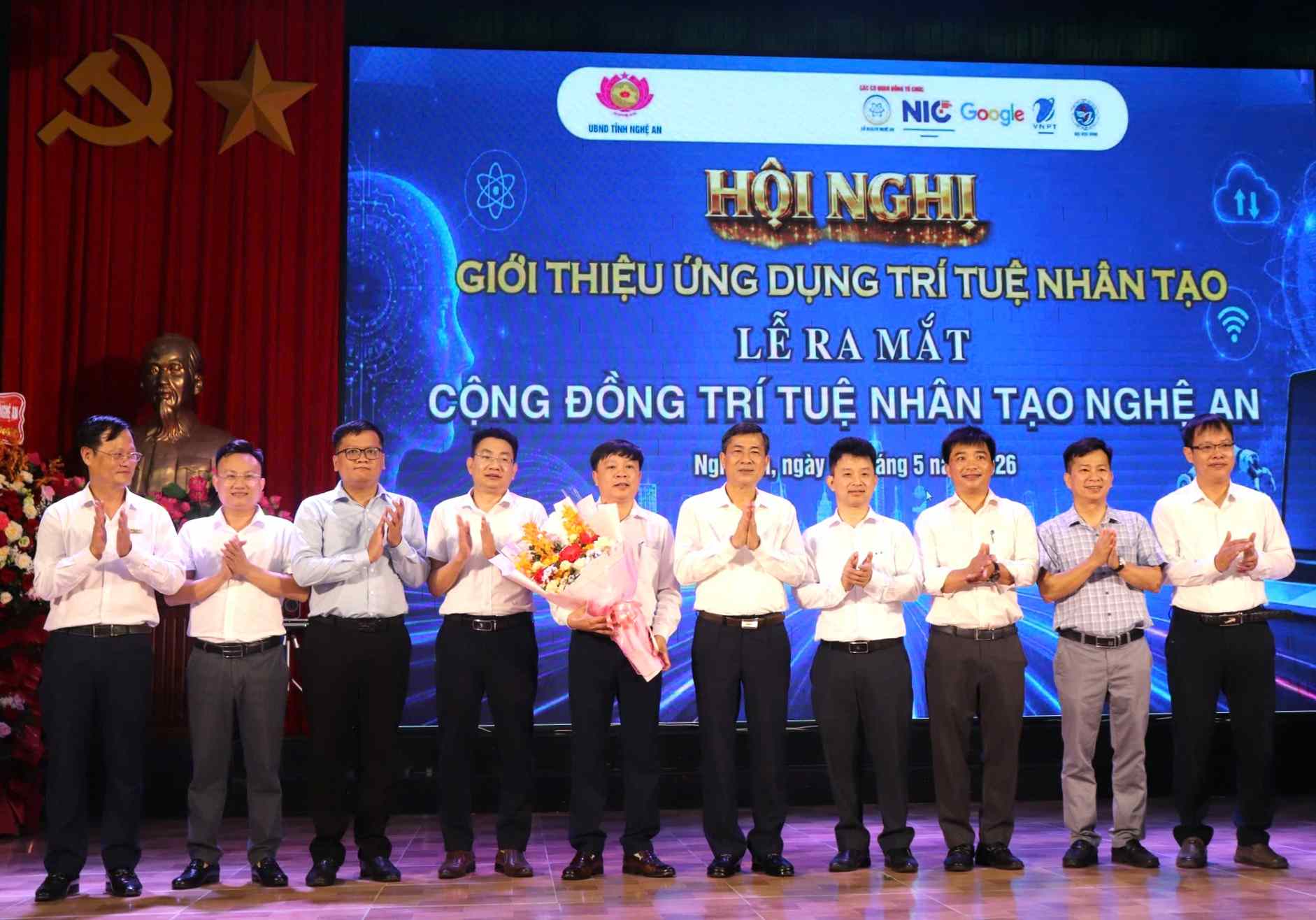 Delegates present flowers to congratulate the launch of the Nghe An Artificial Intelligence Community. Photo: Ngoc Anh