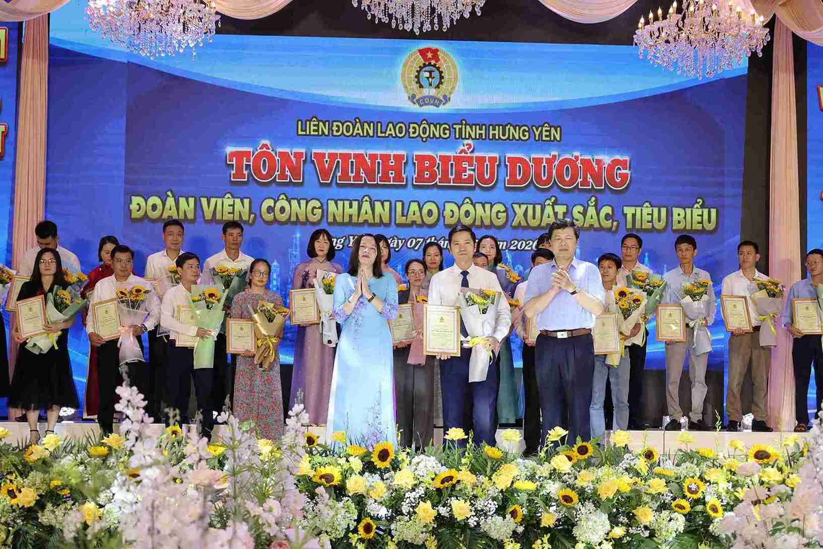 Mr. Tran Van To (white shirt in the middle) expects the Trade Union organization to have more solutions to support union members to adapt to digital transformation. Photo: Mai Huong