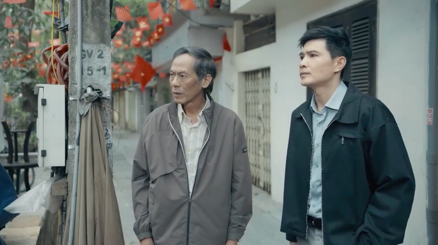Ông Lượng và Sinh lo lắng việc Vân bán hàng tại sân khu tập thể. Ảnh: VFC. 