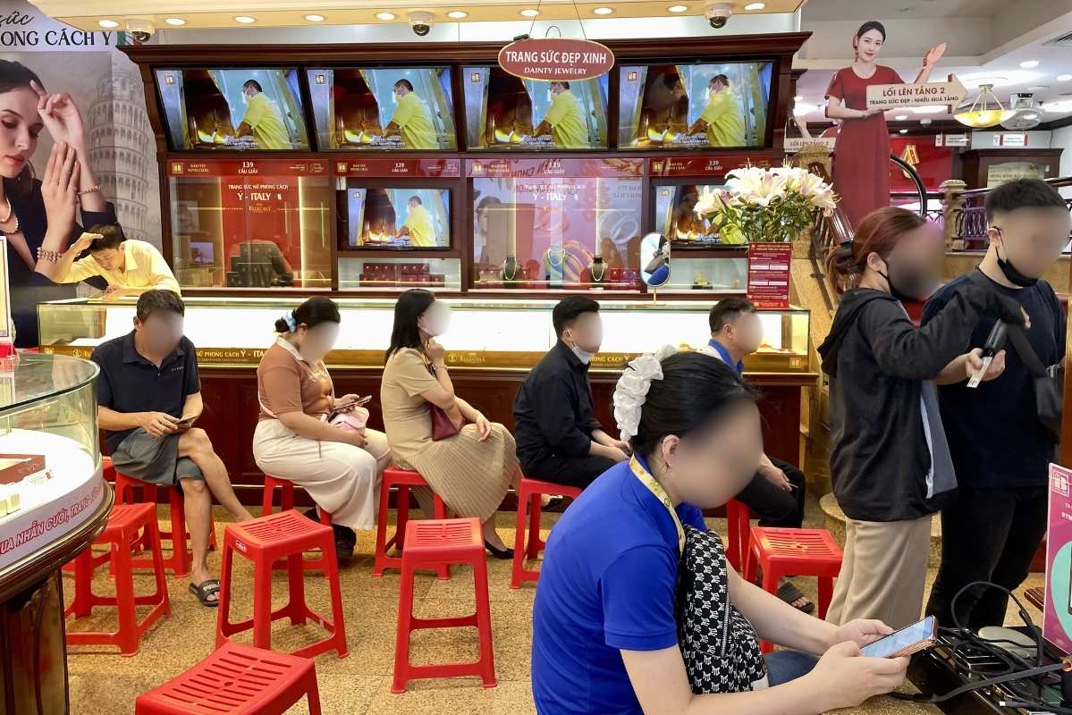 Gold ring prices are stable, stores are open in the buying transaction direction. Photo: Ha Linh