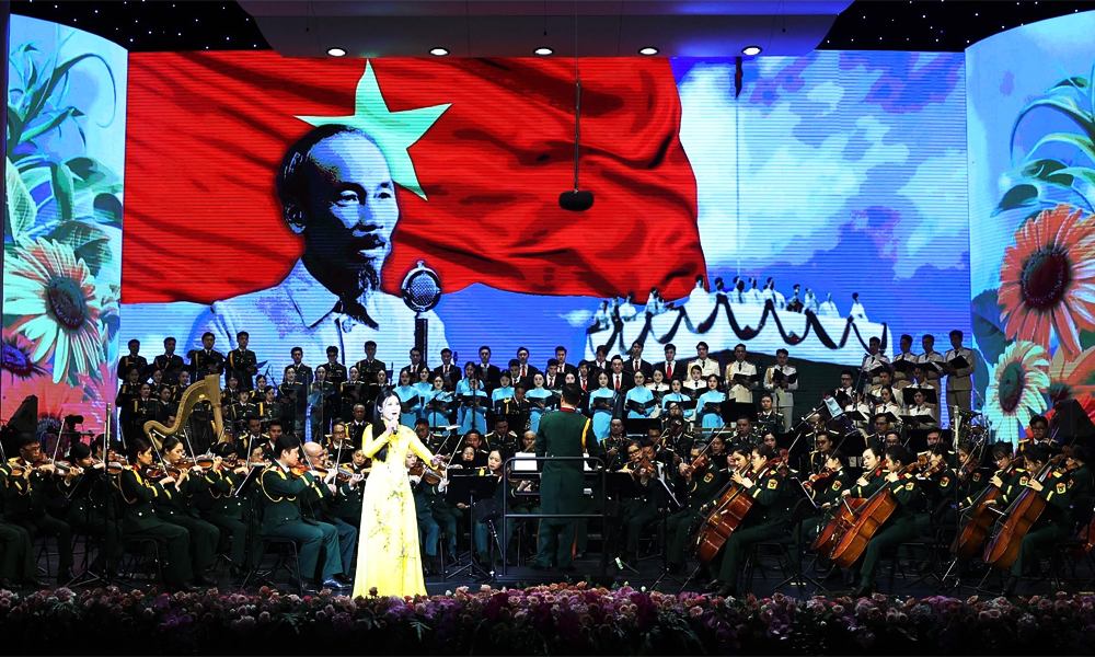 Programme d'art symphonique de chambre "80 ans - Une épopée qui résonne à jamais", célébrant le 80e anniversaire de la Révolution d'août réussie (19 août 1945 - 19 août 2025) et la fête nationale de la République socialiste du Vietnam (2 septembre 1945 - 2 septembre 2025). Photo: Thống Nhất/TTXVN