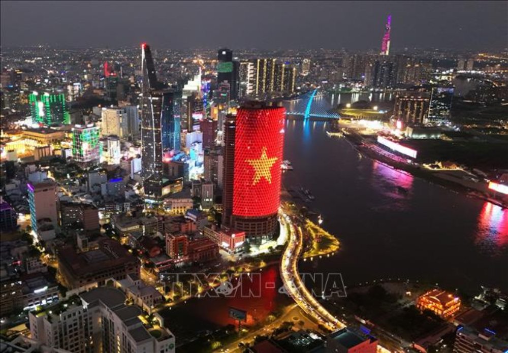 Ánh sáng dẫn đường trong bước ngoặt phát triển mới. Trong ảnh, toàn cảnh trung tâm TP Hồ Chí Minh từ trên cao với màu cờ Tổ quốc làm điểm nhấn. Ảnh: Hồng Đạt/TTXVN