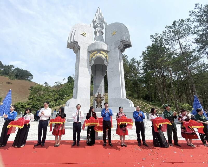 Nghi thức cắt băng khánh thành Tháp tâm linh Ngã ba Cò Nòi. Ảnh: Tỉnh đoàn Sơn La
