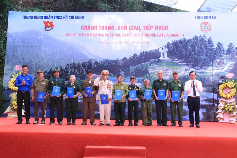 Lãnh đạo Trung ương Đoàn và tỉnh Sơn La trao quà cho các cựu TNXP. Ảnh: Tỉnh đoàn Sơn La