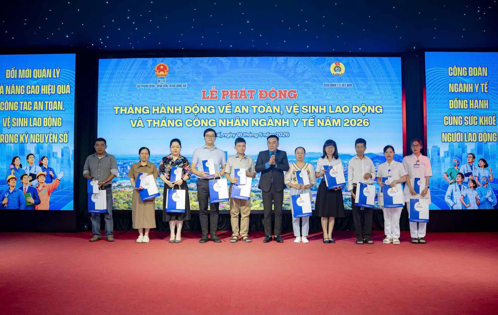 Chairman of the Vietnam Medical Union Nguyen Luong Tam presents support to medical staff who have suffered from labor accidents, occupational diseases and union members in difficult circumstances, suffering from dangerous diseases. Photo: Quang An