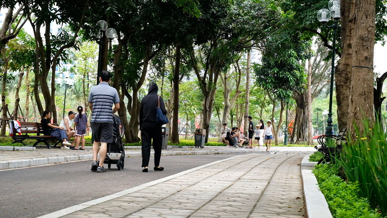 Air quality in the Capital improves after rain, people flock to the park to exercise.