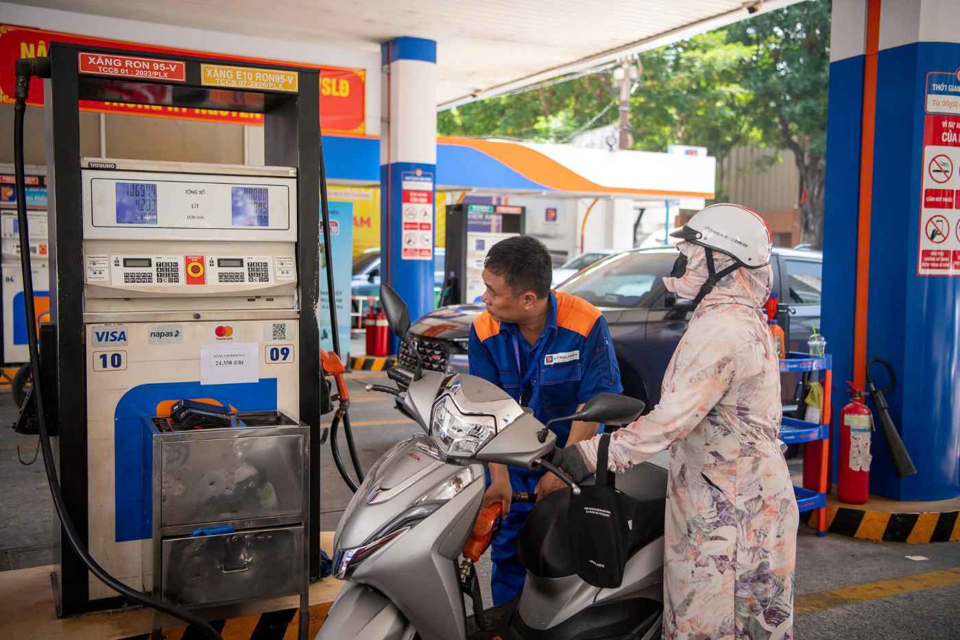 Ho Chi Minh City residents welcome E10 gasoline.