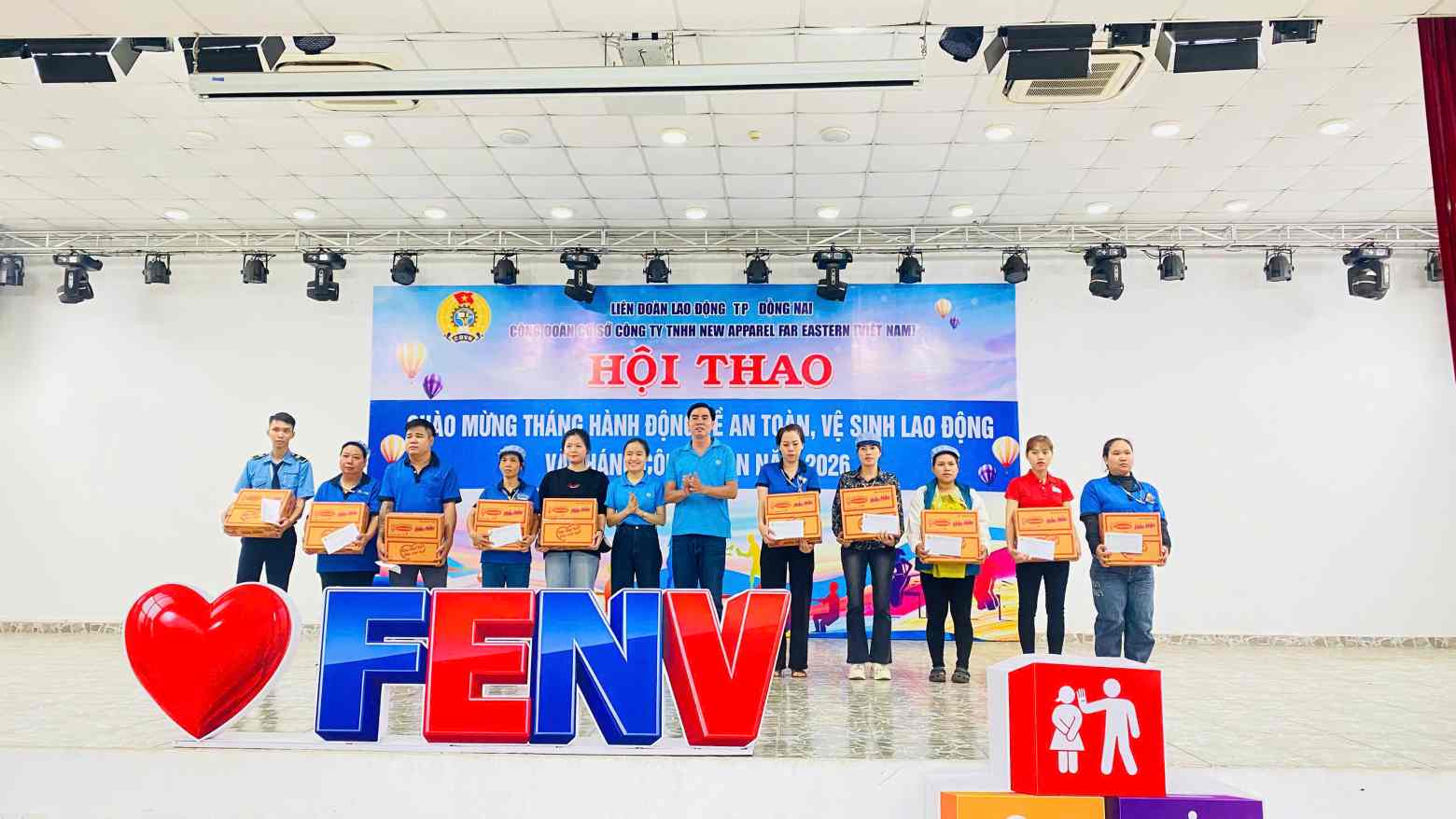 CĐCS tặng quà cho công nhân có hoàn cảnh khó khăn trong tháng 5.2026. Ảnh: CĐCS cung cấp