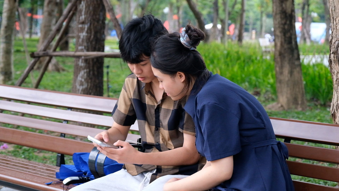 Bạn Hiếu Anh ngồi hóng mát tại công viên để thư giãn. Ảnh: Mỹ Ly