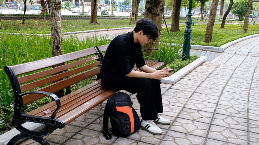 Anh Đức Trai cảm thấy không khí Hà Nội trong lành, dễ chịu hơn sau những ngày mưa dông. Ảnh: Mỹ Ly