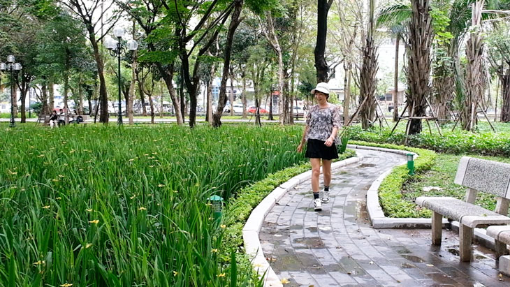 Bà Oanh ra công viên tập thể dục từ sáng sớm, tận hưởng không khí trong lành. Ảnh: Mỹ Ly