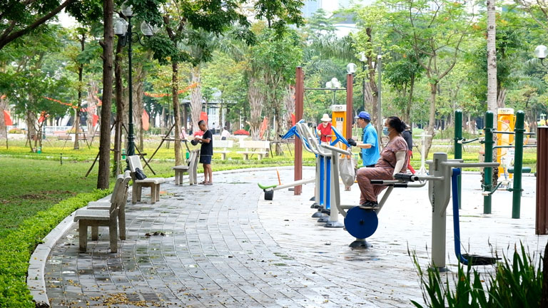 La calidad del aire en Hanoi mejora, la gente sale al parque temprano por la mañana para hacer ejercicio. Foto: My Ly