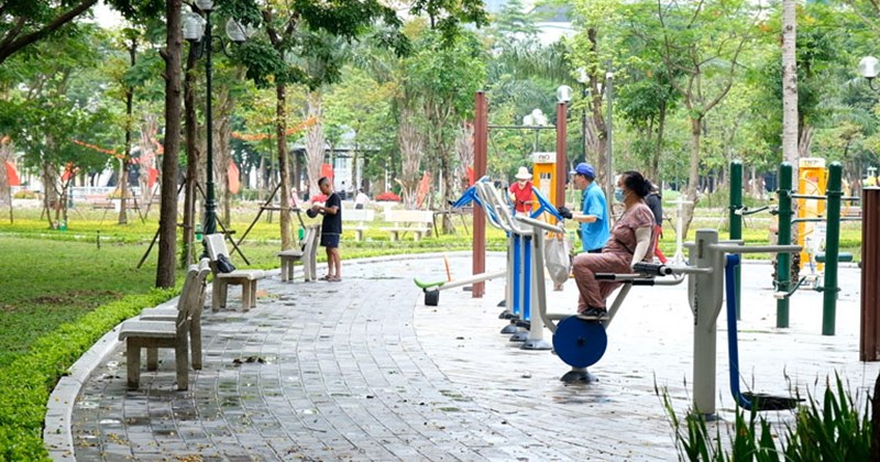 Hà Nội: Chất lượng không khí cải thiện, dân đổ xô đi công viên