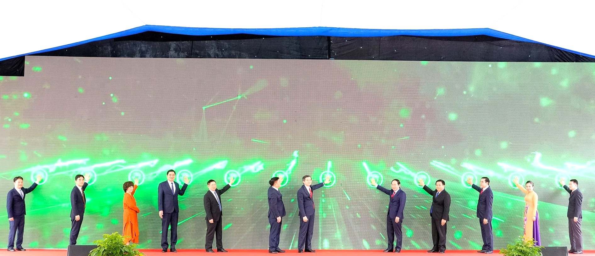 Les délégués appuient sur le bouton pour annoncer et lancer la construction de l'infrastructure technique du projet de centrale thermique au GNL de Quỳnh Lập. Photo: Ngọc Anh