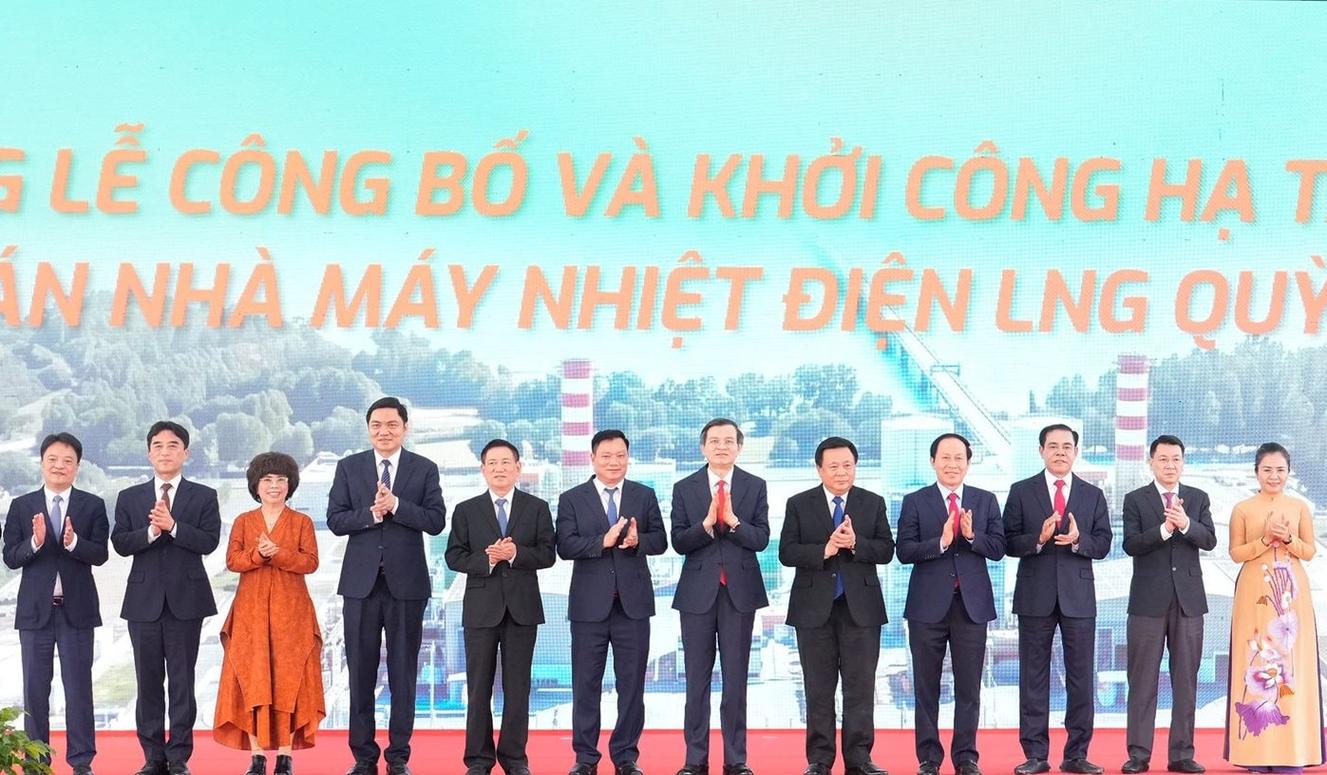 Các đại biểu chụp ảnh lưu niệm tại lễ công bố và khởi công hạ tầng kỹ thuật Dự án Nhà máy nhiệt điện LNG Quỳnh Lập. Ảnh: Ngọc Anh