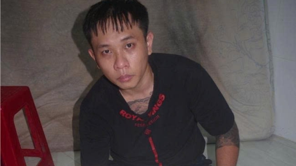 La agencia de policía detuvo temporalmente a Tran Huu Phuoc para investigar el acto de posesión ilegal de drogas. Foto: Policía de Vinh Long