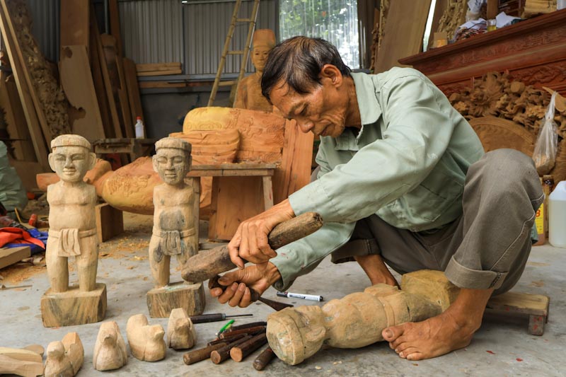 Nghệ nhân Nguyễn Văn Tươm với nghề tạc tượng. Ảnh: Ngọc Huyền