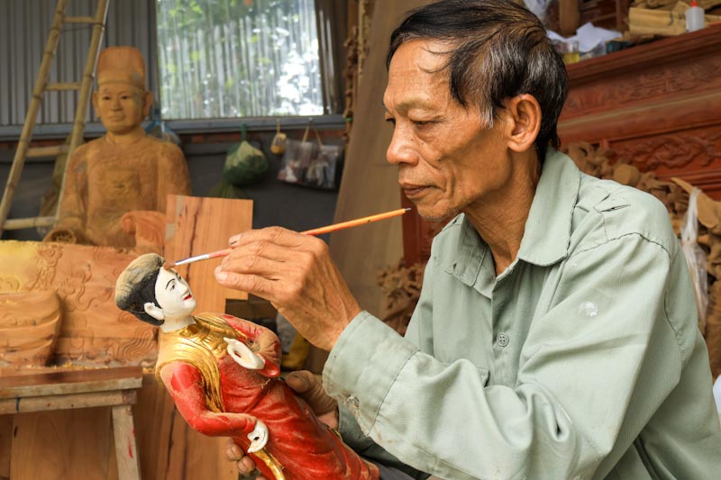 Artisan Nguyen Van Tuom with the profession of sculpting statues and making puppets in Bao Ha village, Vinh Lai commune, Hai Phong. Photo: Ngoc Huyen