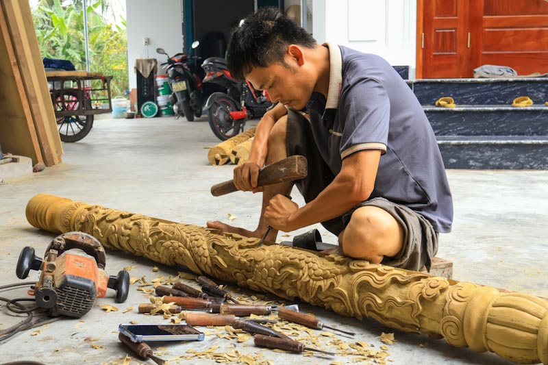 Con trai nghệ nhân Nguyễn Văn Tươm tiếp nối nghề truyền thống của cha mình. Ảnh: Ngọc Huyền