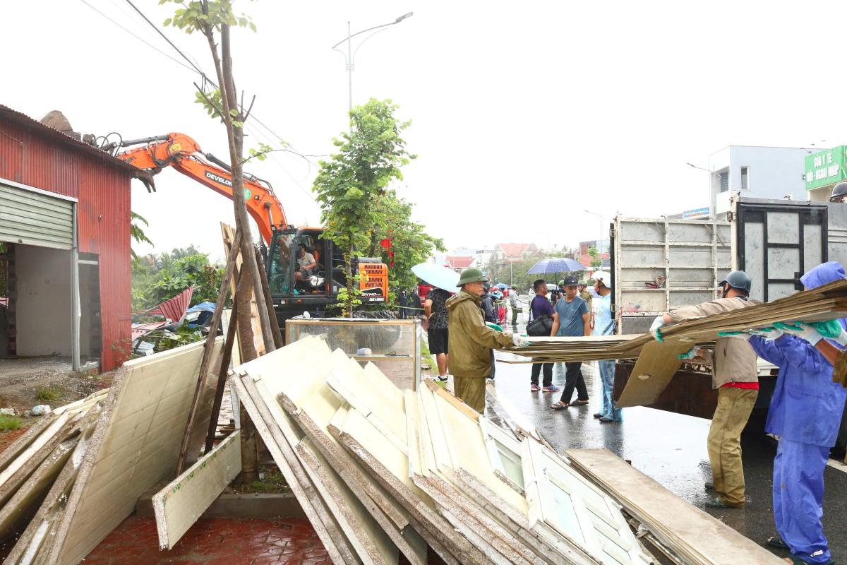 The coercion took place seriously, safely and in accordance with the law. Photo: Minh Khue