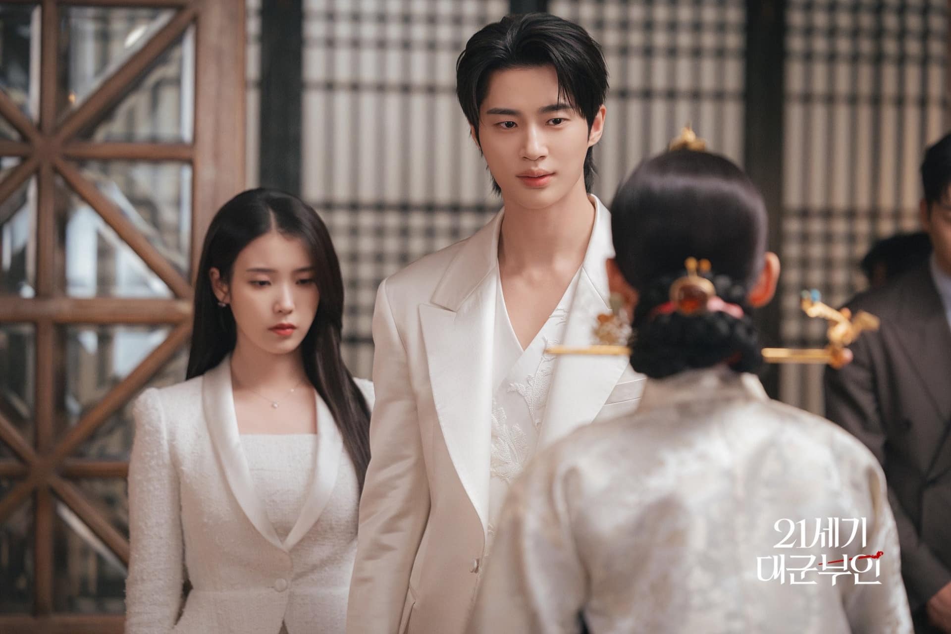 IU và Byeon Woo Seok trong “Perfect crown“. Ảnh Nhà sản xuất 