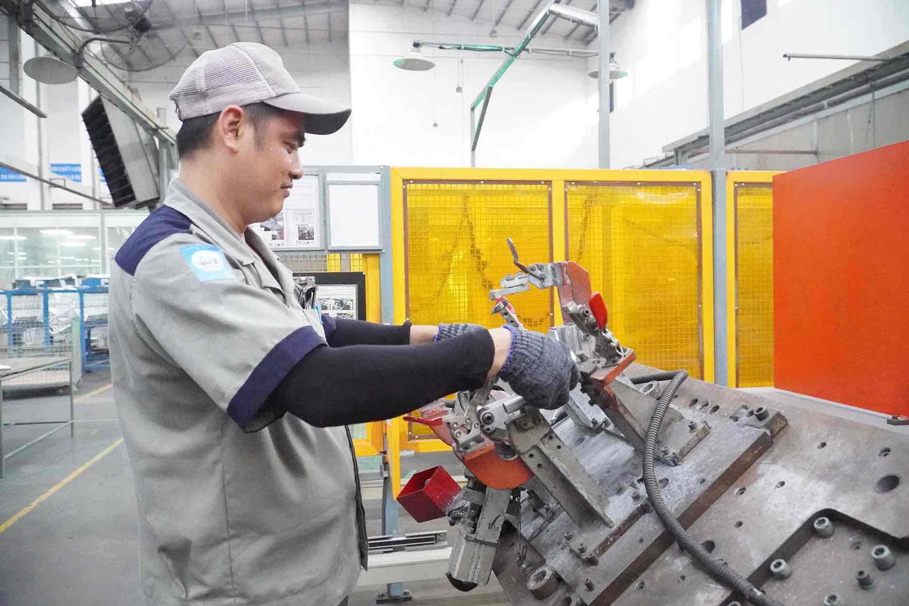 Người lao động vận hành máy CNC tại Khu công nghiệp Giang Điền, thành phố Đồng Nai. Ảnh: HAC