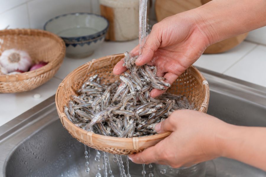 Cá cơm được sơ chế sạch và để ráo trước khi rang giòn. Ảnh: Thùy Linh
